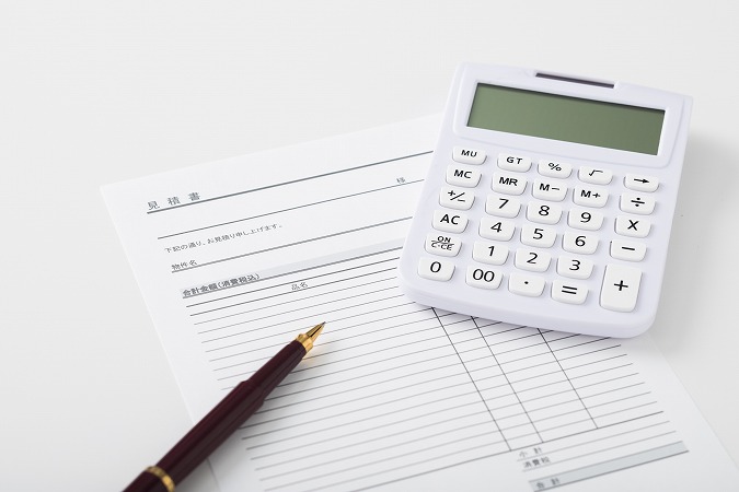 見積書と電卓とペン